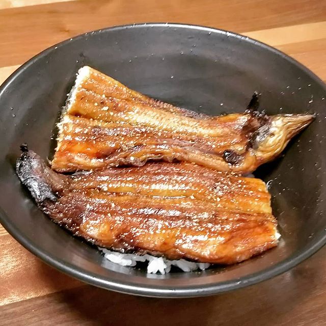 近江懐石清元の炭火焼き鰻と金崎さんちのお米でうな丼。お取り寄せしておうち鰻す…